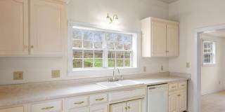 Cozy 2 Bedroom Downtown Home Available! Gallery 10