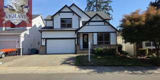 Amazing 5 bedroom home with office Gallery 1