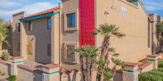 Two Bedroom Apartment Home with Beautfiul Courtyard views Gallery 3