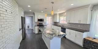 7 Bedroom Home in Bloomington Gallery 25