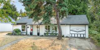 Charming 2 bed, 1 bath with large yard and easy access to I-5, light rail and amenities Gallery 1