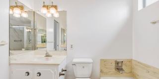 HUGE TOP FLOOR 2 BED 2 BATH IN PRIME SANTA MONICA! -FIREPLACE, BALCONY & GARAGE PARKING SPACE Gallery 31