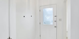 Spacious 2 Bed/2.5 Bath Townhome in POOL CONDO COMPLEX! Gallery 5