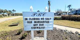 Seasonal/short term 2/2 vacation condo close to Anna Maria Gallery 57