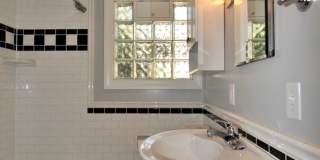 Charming 2 bed 1 bath bungalow with 2nd living room Gallery 20