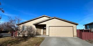 3 Bed/2 Bath Single Level Home in NE Bend - Fully Fenced Backyard Gallery 1