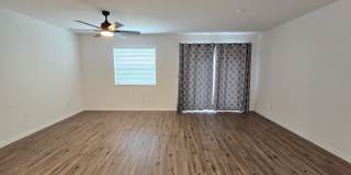 Beautiful 2 bed/ 2 bath Townhome w/ Balcony, Garage & Community Pool Gallery 14