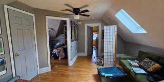 1.5 Bed Spacious Top-Floor Allston apt! Gallery 5