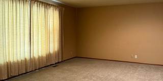 Beautifully Landscaped Single Level House in Well Established NE Salem Neighborhood - Pet Friendly Gallery 1