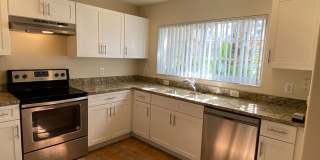 Adorable 3 bedroom / 2.5 bath town home with newly remodeled kitchen! Gallery 6