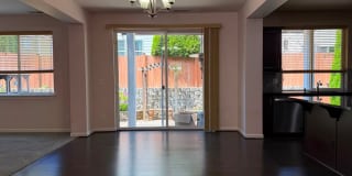 Spacious 4-Bed Home with Loft & Covered Patio in North Creek Gallery 11