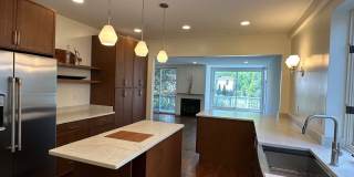 *DREAM LOCATION* 6BR Completely Renovated Duplex Gallery 18