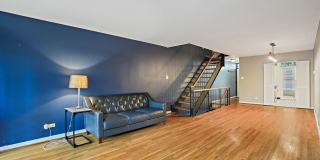 Southwest Townhouse | Three Levels | Backyard + Common Space Southwest Townhouse | Three Levels | Backyard + Common Space Gallery 1