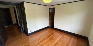 514 E Howard St Gallery 16