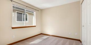 Beautiful 3-Bedroom Townhome Near Licton Springs Park Gallery 11