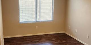 Charming 2 Bedroom Home with Den in Prime Location! Gallery 8