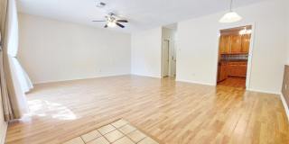 422 W Oak Street Gallery 5