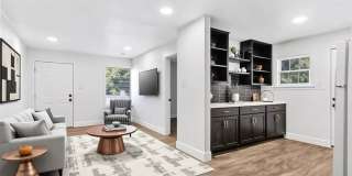 Charming 2 Bed / 1 Bath Duplex with Backyard Gallery 1