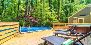 FURNISHED: Modern 6 Bdrm (7 beds) Home with BBQ, Foosball, HotTub & Private Pool - Close To Airport&Downtown Gallery 5