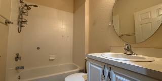 Beautiful 3 room /2.5 bath Gated Community W/ Pool Close to the Skyway Gallery 14