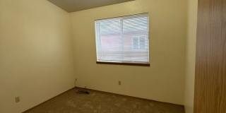 Close to COCC!  Townhouse, 2.5 Bath, W/D Hookups, Gas Fireplace, Water/Sewer Paid, Garage Gallery 10