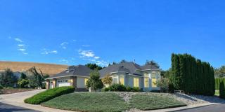 Executive 3 Bed Home with 3 Car Garage  Private Fenced Yard Gallery 1