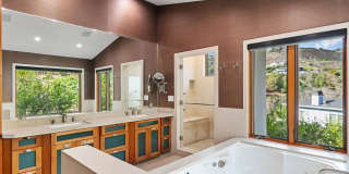 4 Bed, 5 bath home with stunning ocean views located in Malibu hills Gallery 25
