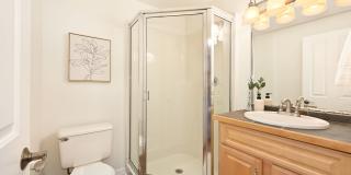 Cozy 2-bedroom 2 bath house in Redmond- Offering a 6-month lease. Gallery 19