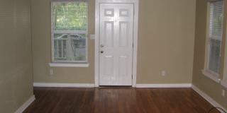 UT PRE-LEASE: North Campus 6 bed / 3 bath Remodel, High-End Kitchen Features SS Appliances, Wood Floors, Updated Bathrooms Gallery 9