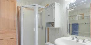 4 bedroom / 2 car garage / small dog on approval Gallery 6
