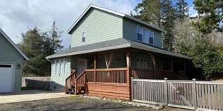 2 Bedroom, 2.5 Bath, Beautiful Custom Home for Rent! Gallery 1