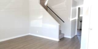 END UNIT!! 2 Bed/1.5 Bath Townhouse! Water/Garbage Included! Walk to APSU! Gallery 10