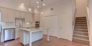 Rare 3 BR / 2.5 BA /  2 Car Garage Westlake Condo 14th Fairway (Austin Country Club) (Eanes ISD) Gallery 10