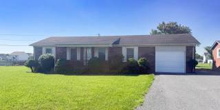 Pet-Friendly 3-Bedroom Home with Fenced Yard, Sun Room & Utilities Included Gallery 1