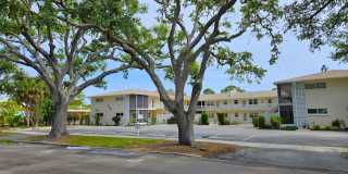 ISLAND OF VENICE! FIRST FLOOR condo with courtyard pool, 2 bed, 1 bath blocks from Downtown and Venice Beach! Gallery 1