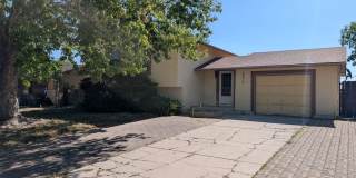 Widefield side entry bi-level home. Gallery 1