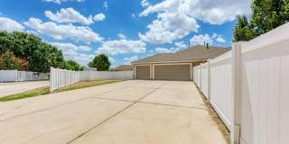 Large home in Pflugerville!  3 car garage - Highland Park Neighborhood Gallery 47