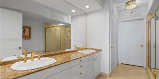 19111 Collins Ave Gallery 20