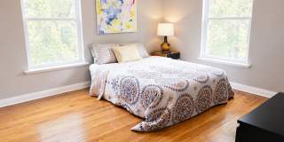 2 bedroom North Loop Bungalow Gallery 11