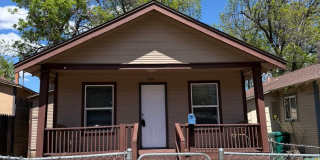 Escape Apartment Life! Downtown Cottage with yard! Gallery 20