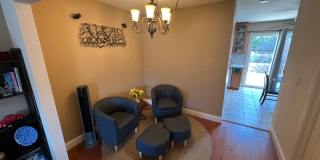 Stunning Pleasanton Vintage Terrace Townhouse! 2 bedrooms and 1.5 bathrooms! Sharp upgrades throughout including laminate wood and tile flooring, premium cabinetry a Gallery 9