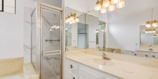 HUGE TOP FLOOR 2 BED 2 BATH IN PRIME SANTA MONICA! -FIREPLACE, BALCONY & GARAGE PARKING SPACE Gallery 29