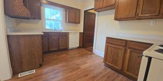 2 Bedroom House with Hardwood Floors Gallery 1