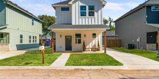612 1/2 N Robinson Street Gallery 1