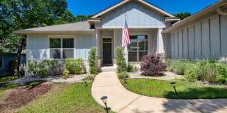 Comfort Meets Space – 4BR Navarre Home with Bonus Room & Expansive Backyard Gallery 1