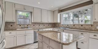 3-BEDROOM IN ALAMO HEIGHTS W/ POOL Gallery 23