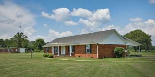 4 BD, 2 BA Charming Brick Home in Dresden! Gallery 1