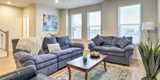 Luxury 3BR/2.5BA Condo w/ Balcony and Rooftop Terrace & Garage – Walk to One Loudoun Luxury 3BR/2.5BA Condo w/ Balcony and Rooftop Terrace & Garage – Walk to One Loudoun Gallery 12