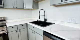 Downtown Clermont - Beautifully Renovated 2-Bed/1-Bath Upstairs Unit with Stunning Lake Minneola Views- Gallery 26