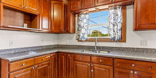 Spacious 3-Bedroom House in Oakland's Meadow Brook Gallery 9